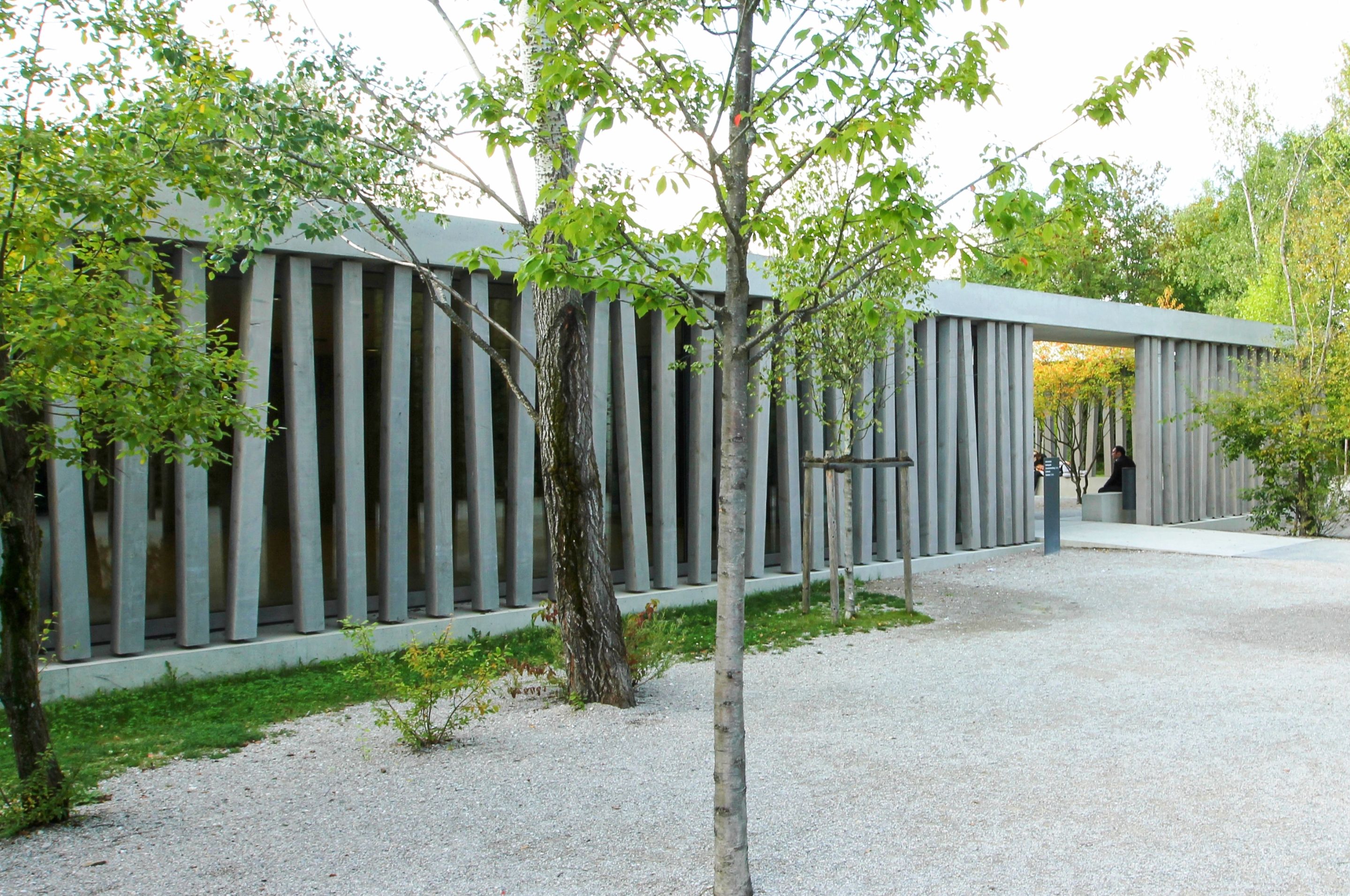 Außenansicht des Besucherzentrums der KZ-Gedenkstätte Dachau
